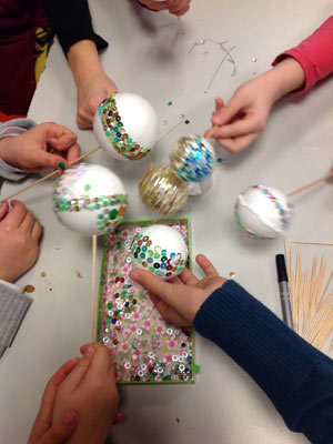 Glitzerkugeln und Tweets ins Internet . 05. November 2013 