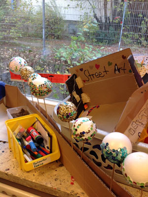 Glitzerkugeln und Tweets ins Internet . 05. November 2013 