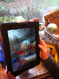 Glitzerkugeln und Tweets ins Internet . 05. November 2013