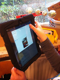 Glitzerkugeln und Tweets ins Internet . 05. November 2013