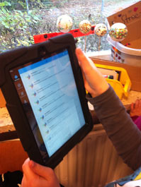 Glitzerkugeln und Tweets ins Internet . 05. November 2013